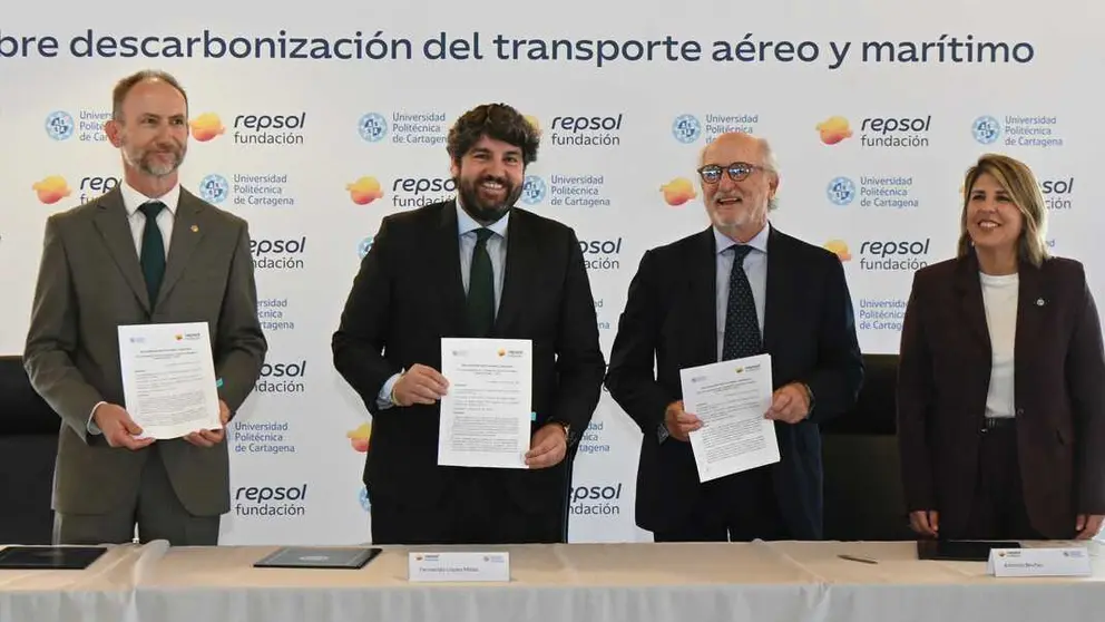 Imagen durante la firma de la puesta en marcha de la iniciativa. (CARM)