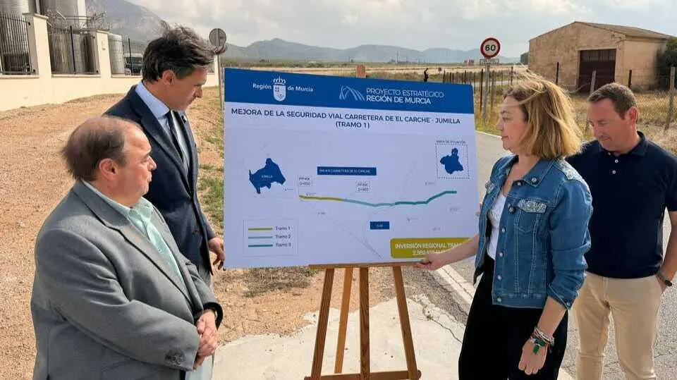 El consejero Jorge Garc&iacute;a Montoro junto a la alcaldesa de Jumilla, Seve Gonz&aacute;lez, y el director general de Carreteras, Francisco Carrillo, en la carretera de El Carche. (CARM)