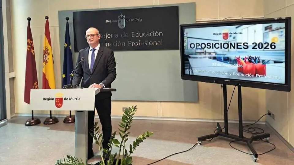 El consejero de Educaci&oacute;n, V&iacute;ctor Mar&iacute;n, presenta las novedades de las oposiciones al cuerpo de Maestros. (CARM)