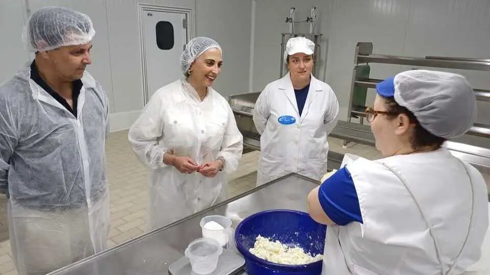 La consejera Sara Rubira durante la visita a las instalaciones de Quesos Ruperto.&nbsp;(CARM)