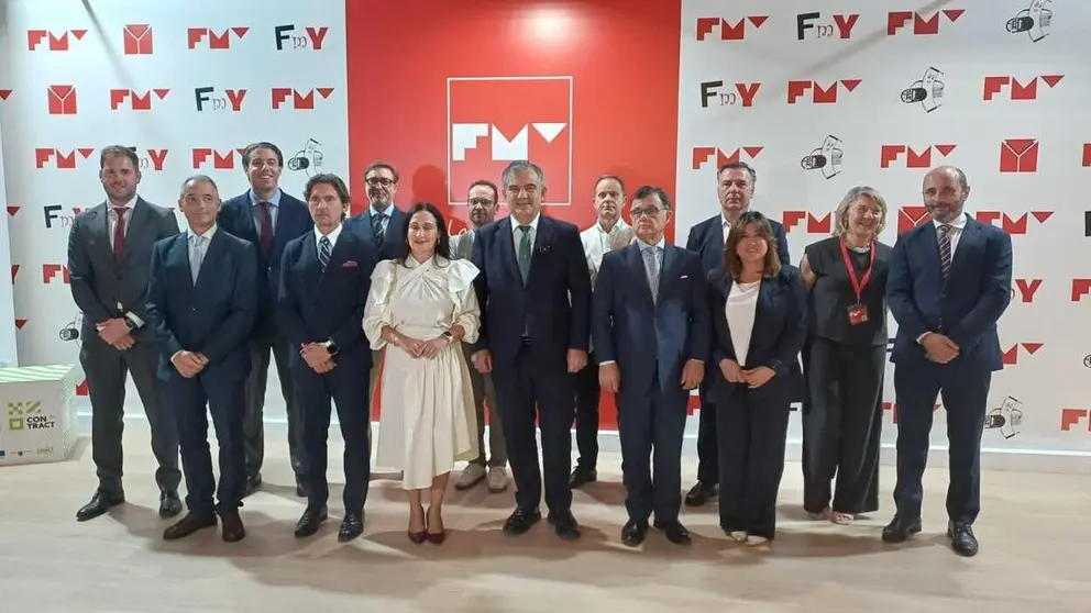 El consejero Juan Mar&iacute;a V&aacute;zquez junto a la alcaldesa de Yecla, Remedios Lajara, galardonados y propietarios de las empresas que exponen en la 64&ordf; Feria del Mueble de Yecla 2026. (CARM)