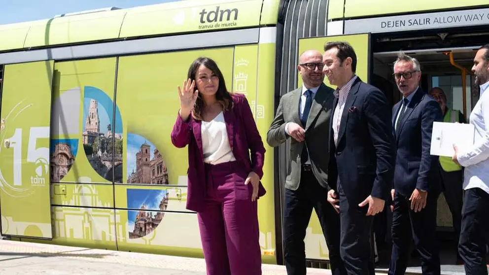 La alcaldesa de Murcia, Rebeca P&eacute;rez, durante el acto de conmemoraci&oacute;n del decimoquinto aniversario del inicio del servicio comercial del tranv&iacute;a. (Ayuntamiento de Murcia)