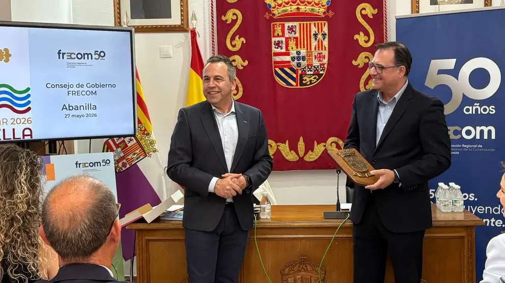 El alcalde de Abanilla, Jos&eacute; Antonio Blasco, y el presidente de Frecom, Jos&eacute; Hern&aacute;ndez, durante el Consejo de Gobierno de la patronal de la construcci&oacute;n. (Frecom)