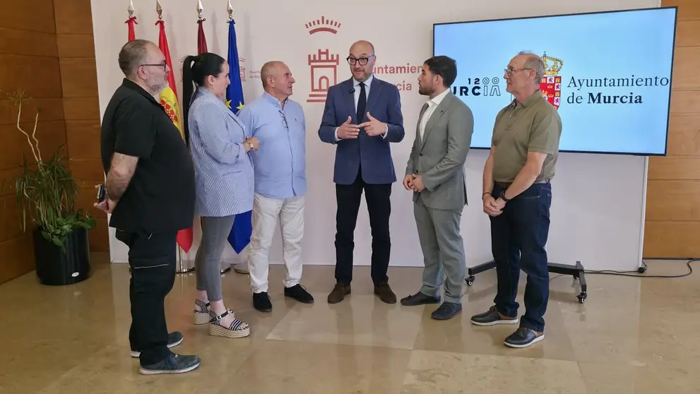 En el centro, el concejal de Movilidad del consistorio murciano, Jos&eacute; Francisco Mu&ntilde;oz, tras informar sobre el refuerzo del transporte p&uacute;blico. (Ayuntamiento de Murcia)