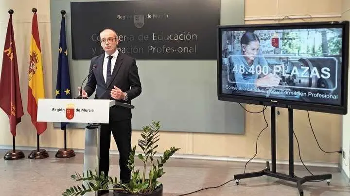 El consejero de Formaci&oacute;n Profesional, V&iacute;ctor Mar&iacute;n, presenta la oferta de Formaci&oacute;n Profesional para el curso 2026-2027. (CARM)