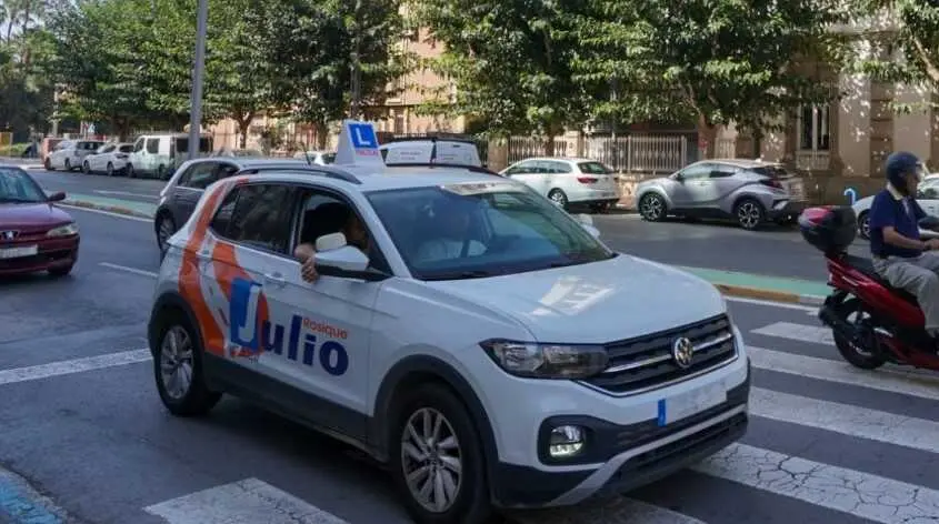 Imagen de un coche de pr&aacute;cticas en Cartagena. (Ayuntamiento de Cartagena)