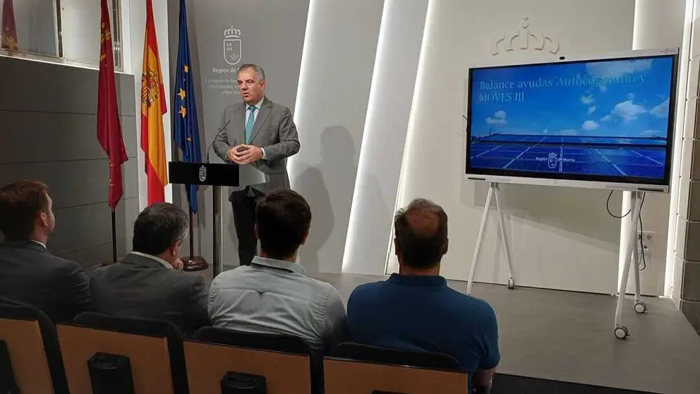 El consejero de Medio Ambiente, Juan Mar&iacute;a V&aacute;zquez, realiza un balance de los programas de ayudas al Autoconsumo y MOVES III en la Regi&oacute;n. (CARM)