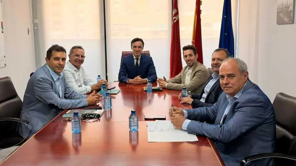Reuni&oacute;n entre el consejero de Infraestructuras y Desarrollo Territorial, Jorge Garc&iacute;a Montoro, y el recientemente reelegido presidente de Aremur, Francisco Esp&iacute;n S&aacute;nchez. (CARM)