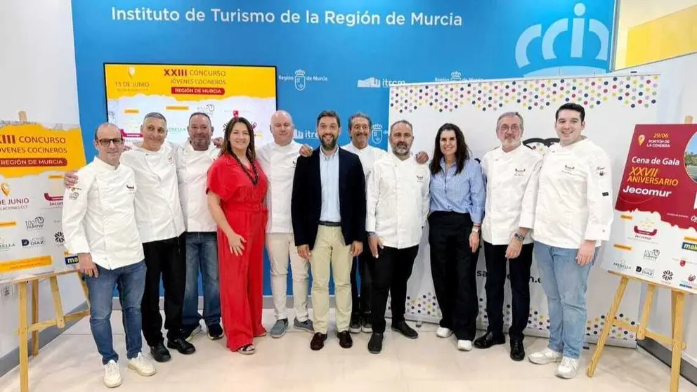 El director del Instituto de Turismo, Juan Francisco Mart&iacute;nez, con miembros de su equipo y de la Asociaci&oacute;n de Jefes de Cocina de la Regi&oacute;n. (CARM)