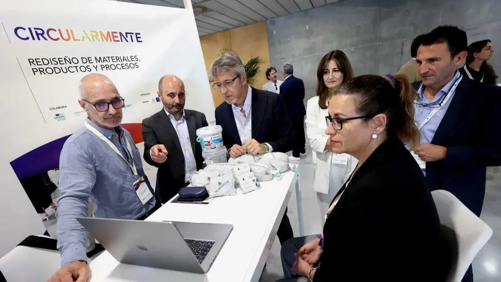 El consejero de Empresa, Luis Alberto Mar&iacute;n, presenta el programa Empresa Sostenible 2030 durante una visita al foro Circularmente que organiza el Info. (CARM)