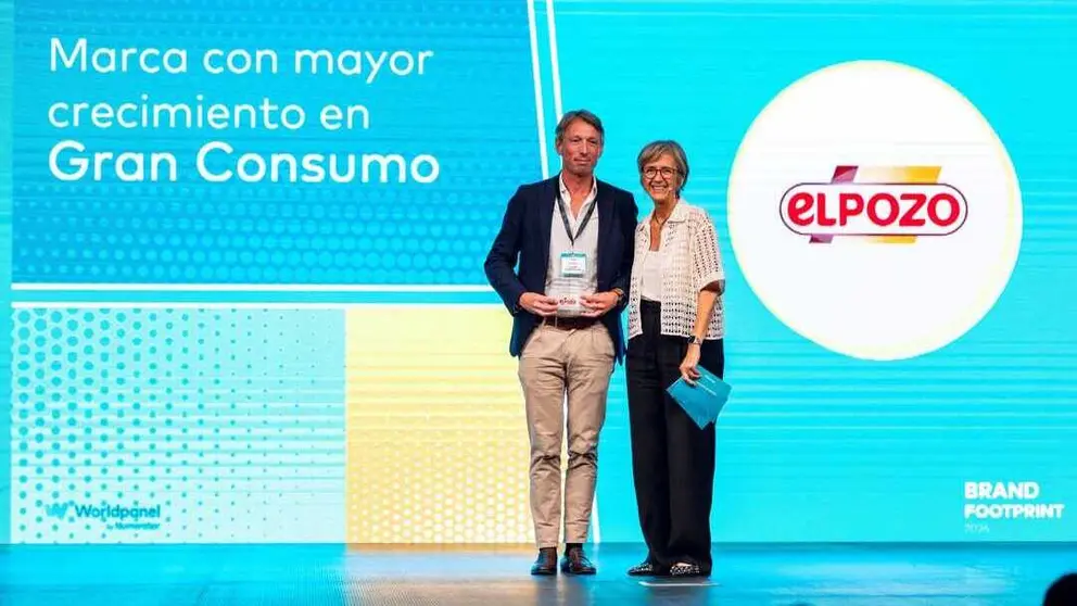 Igor Tudela, Marketing Manager de Elaborado, recoge el premio otorgado a ElPozo como la marca de gran consumo con mejor evoluci&oacute;n, junto a Mar&iacute;a Josep Mart&iacute;nez-Abarca, directora general de Worldpanel by Numerator. (El Pozo Alimentaci&oacute;n)