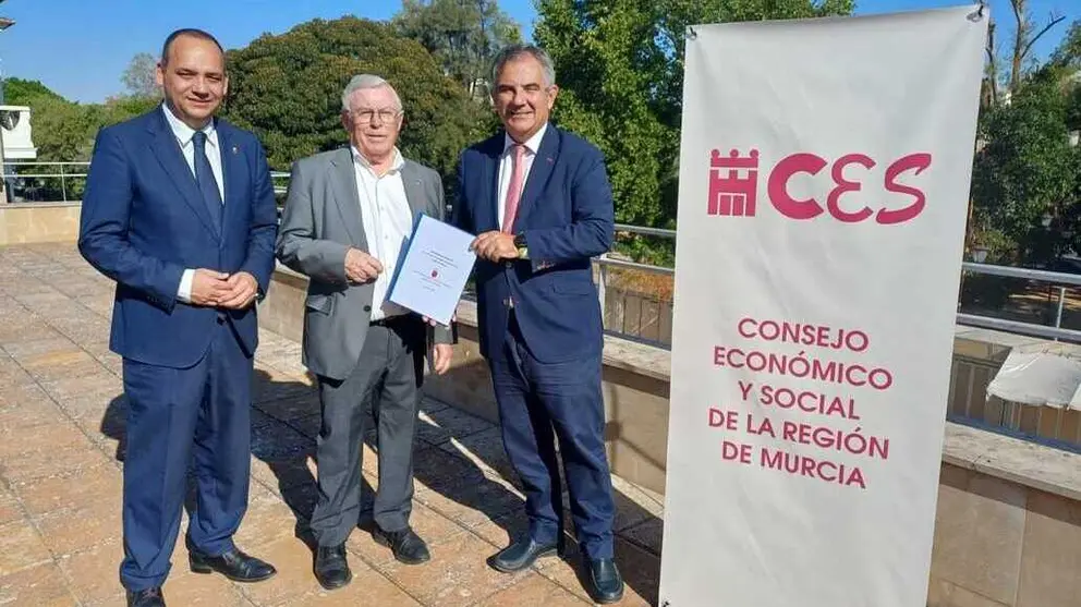 El consejero Juan Mar&iacute;a V&aacute;zquez entrega el anteproyecto de ley al presidente del Consejo Econ&oacute;mico y Social (CES), Jos&eacute; Antonio Cobacho. (CARM)