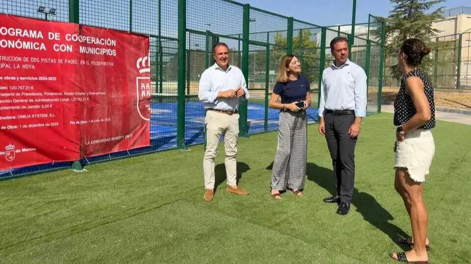 El consejero Marcos Ortu&ntilde;o, la alcaldesa de Jumilla, Severa Gonz&aacute;lez, y el director general de Administraci&oacute;n Local, Francisco Abril, visitan las nuevas pistas de p&aacute;del financiadas con el Plan de Obras y Servicios de la Comunidad. (CARM)