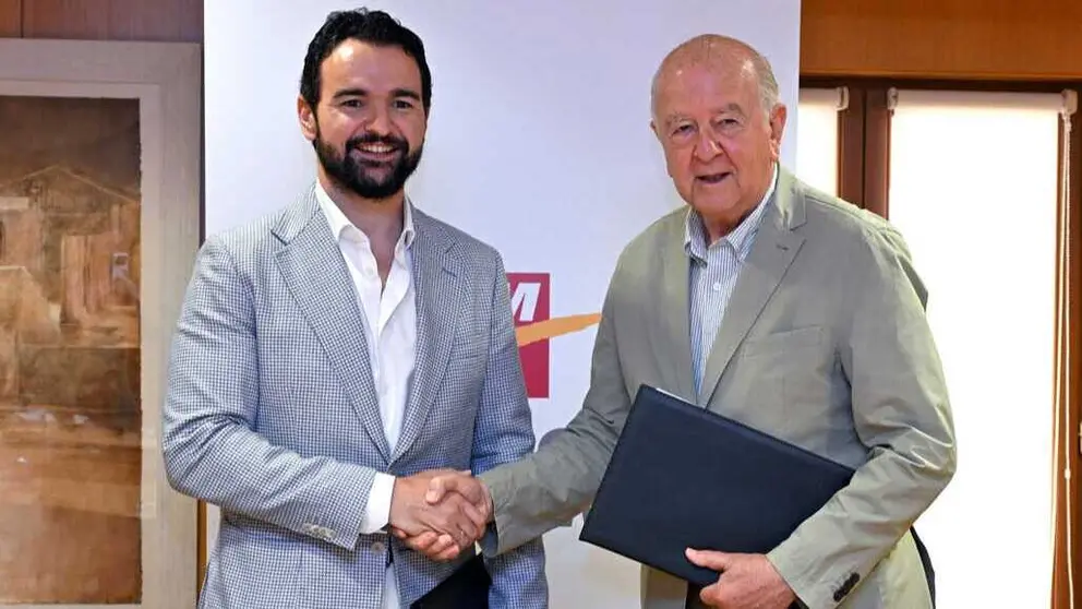 Imagen tras la firma de renovaci&oacute;n del convenio. (Fundaci&oacute;n Cajamurcia)
