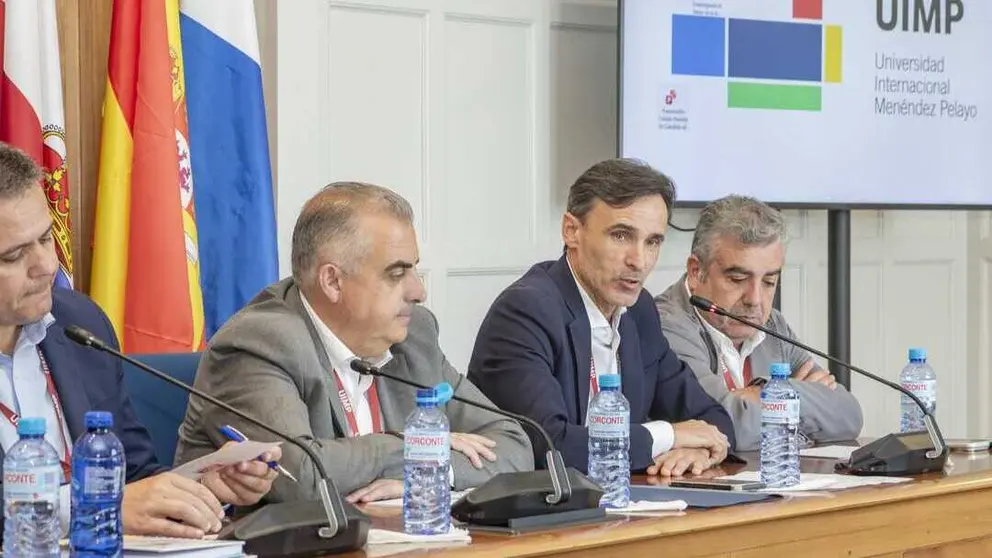 El consejero de Infraestructuras y Desarrollo Territorial, Jorge Garc&iacute;a Montoro, durante su participaci&oacute;n en el curso de verano &lsquo;Construyendo el futuro de la vivienda en Espa&ntilde;a&rsquo;, de la Universidad Internacional Men&eacute;ndez Pelayo (UIMP) de Santander. (CARM)