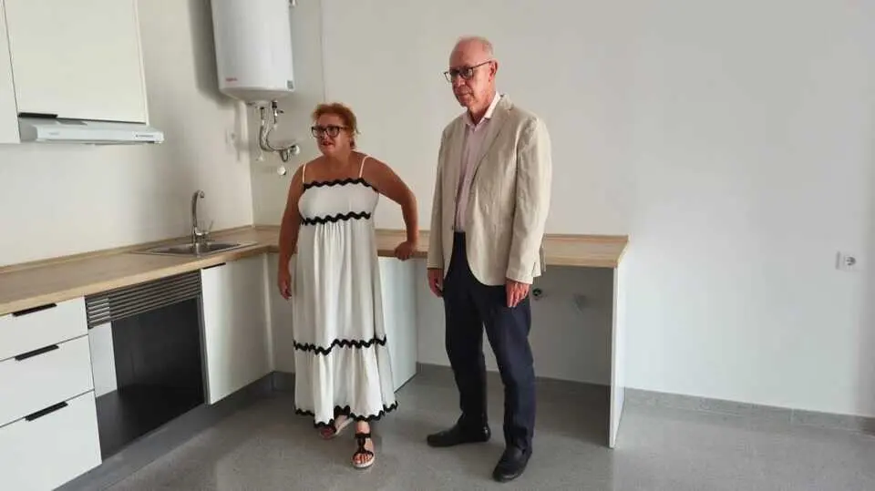 El concejal de Planificaci&oacute;n Urban&iacute;stica,&nbsp;Antonio Navarro, formaliza la entrega de las primeras viviendas del Programa de Alquiler Asequible en el barrio de El Carmen. (Ayuntamiento de Murcia)