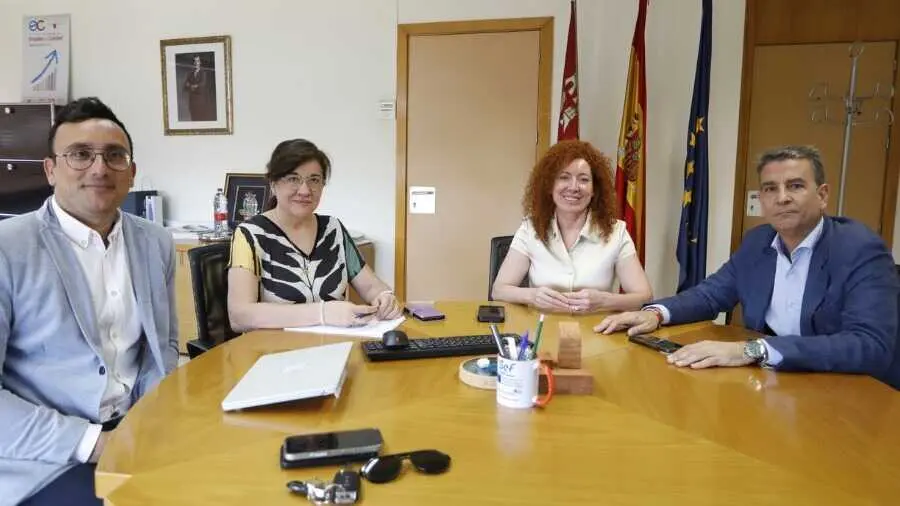 Representantes de ENAE y el SEF durante la renovaci&oacute;n del convenio de colaboraci&oacute;n. (ENAE)