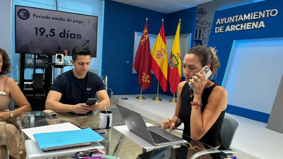La alcaldesa de Archena, Patricia Fern&aacute;ndez, durante la reuni&oacute;n de pago a proveedores. (Ayuntamiento de Archena)