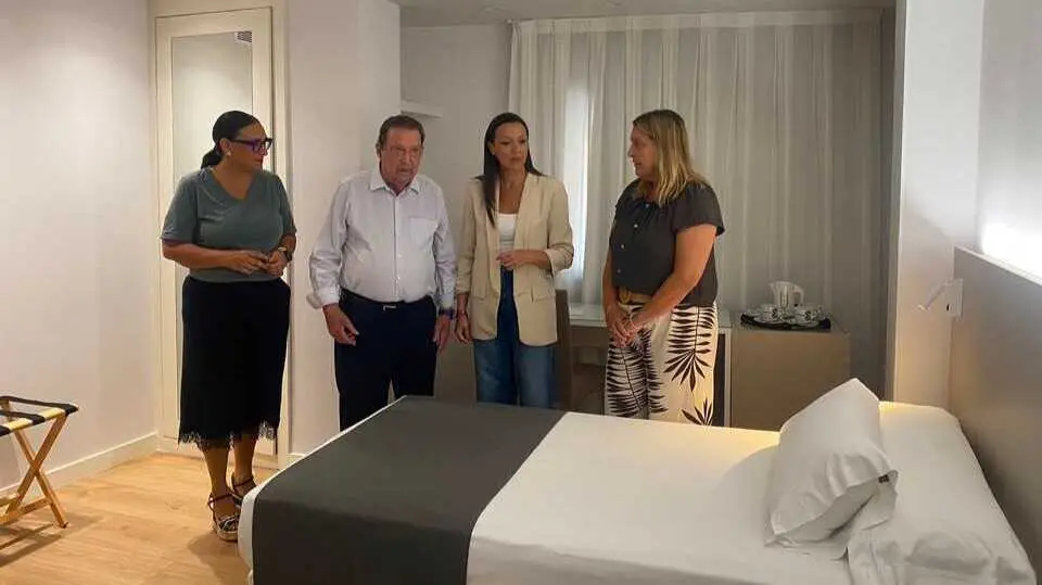 Imagen de la consejera Carmen Conesa durante su visita a las instalaciones del hotel El Churra. (CARM)