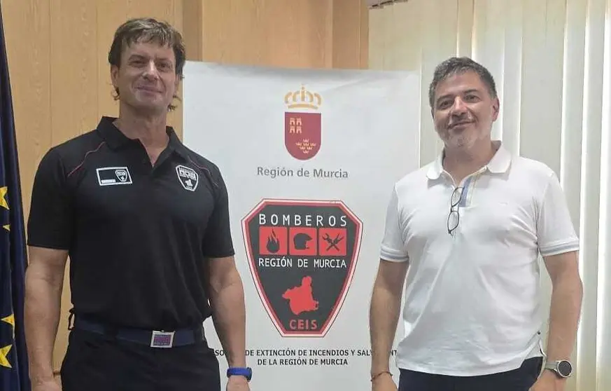 El gerente del Consorcio, Carmelo Caba&ntilde;ero, y Jos&eacute; Gabriel Prior, tras la toma de posesi&oacute;n de este como sargento jefe de parque. (CARM)