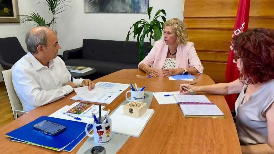 Un momento durante la reuni&oacute;n. (Ayuntamiento de Murcia)