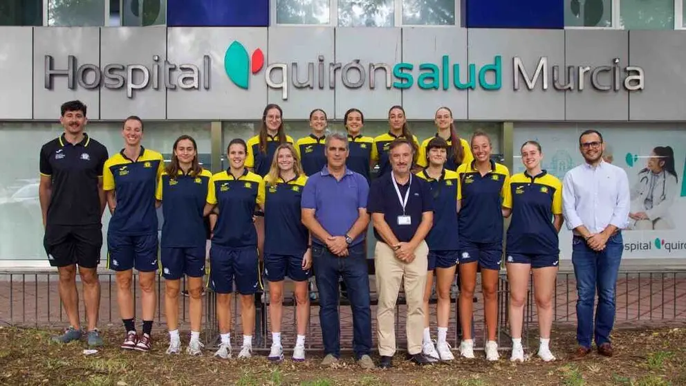 Foto de familia junto al equipo de Global Jairis. (Hospital Quir&oacute;nsalud Murcia)