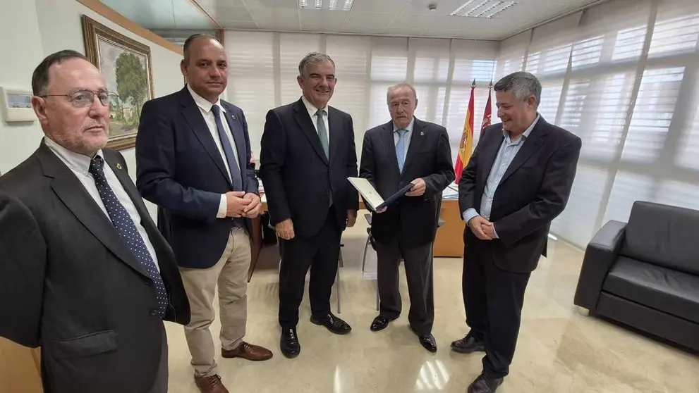 El consejero de Medio Ambiente, Industria, Universidades, investigaci&oacute;n y Mar Menor, Juan Mar&iacute;a V&aacute;zquez, entrega el anteproyecto de la Ley de la Ciencia, Tecnolog&iacute;a e Innovaci&oacute;n al presidente del Consejo Jur&iacute;dico de la Regi&oacute;n de Murcia, Antonio G&oacute;mez Fayr&eacute;n. (CARM)