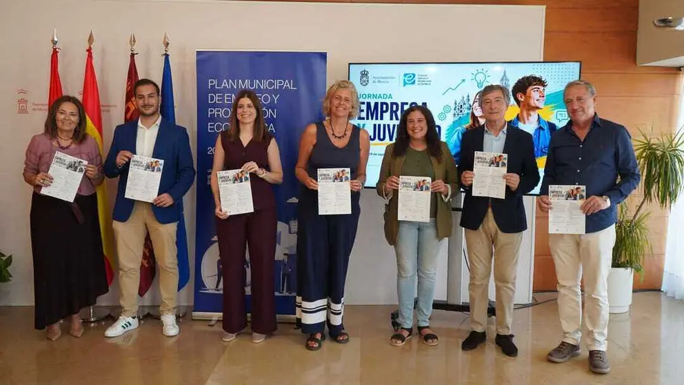 Foto de familia durante la presentaci&oacute;n de la jornada. (Ayuntamiento de Murcia)