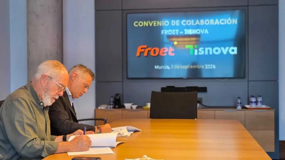 Un momento durante la firma del acuerdo. (FROET)