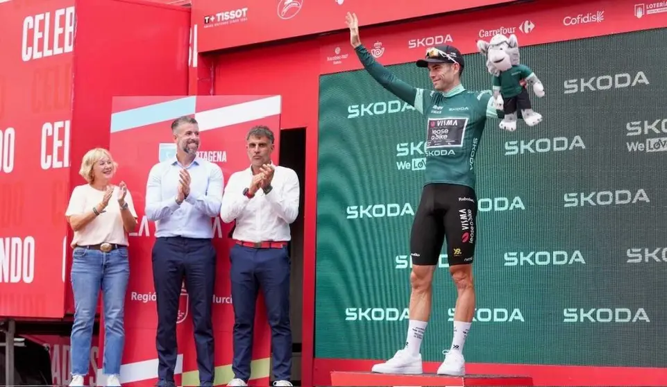 Eduardo P&eacute;rez-Mil&aacute;, gerente de Skomovil, fue el encargado de entregar el maillot verde durante la ceremonia posterior a la etapa