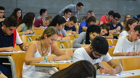 Imagen de la realizaci&oacute;n de un examen. (Archivo)