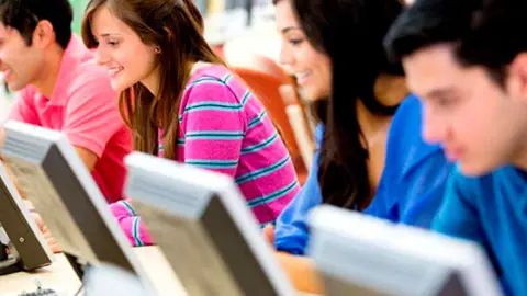 J&oacute;venes en un curso.