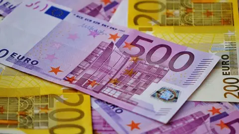 Imagen de archivo de dinero.