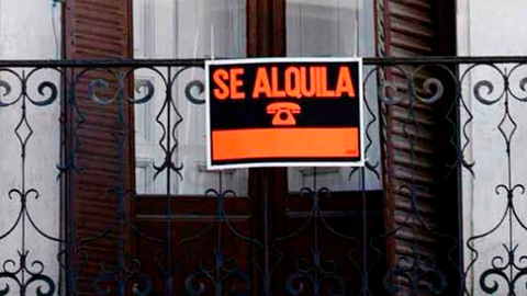 Una vivienda con el cartel de 'se alquila'. (Archivo)