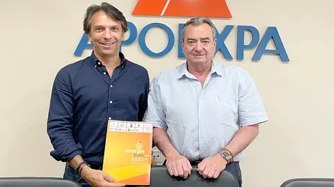 Foto firma del acuerdo Apoexpa y Naranjasyfrutas.com.