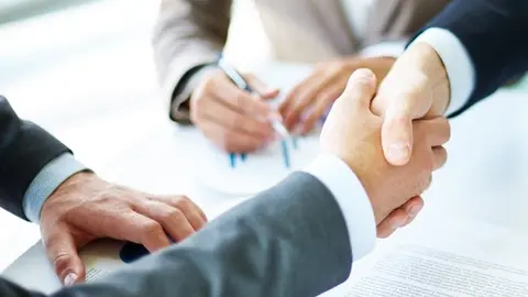 Firma de un contrato de trabajo. (Archivo)