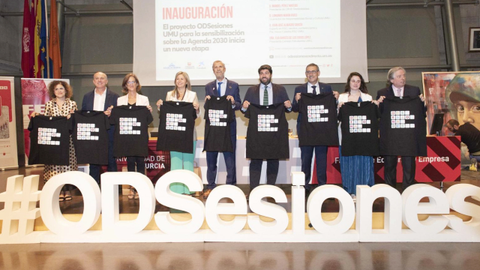 Fotograf&iacute;a de familia tras la presentaci&oacute;n de ODSesiones, presidida por el presidente de la CARM, Fernando L&oacute;pez Miras