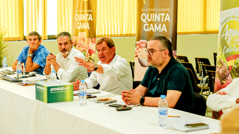 Mariano Zapata en el centro de la imagen
