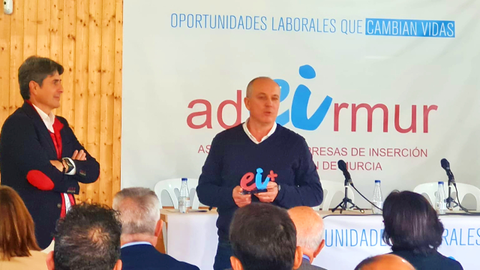 El vicerrector de la UMU Longinos Marín, con el premio de Adeirmur por fomentar el consumo responsable