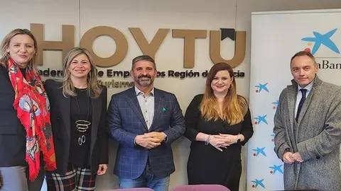 FOTO DE FAMILIA FIRMA CONVENIO CAIXABANK CON HOYT&Uacute;