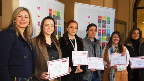 La directora territorial de Caixabank, Olga Rodríguez, con los ganadores del concurso (1)