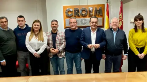 Organizaciones empresariales y sindicales, tras alcanzar el acuerdo en la sede de CROEM.
