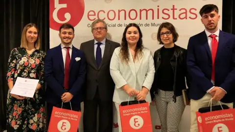 Los estudiantes premiados junto al decano del Colegio de Economistas, Ram&oacute;n Madrid.
