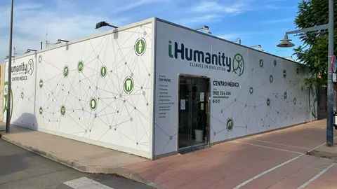 Fachada de una de las cl&iacute;nicas iHumanity