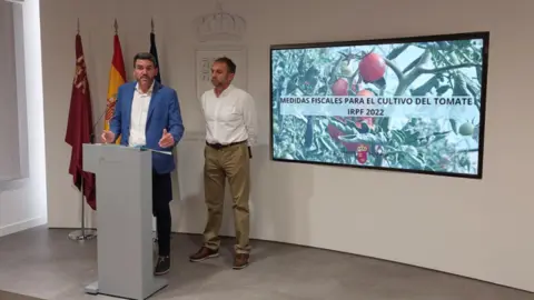 El consejero y el secretario general de ASAJA, Alfonso G&aacute;lvez, durante la rueda de prensa.