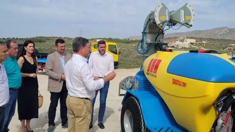 El consejero en funciones Antonio Luengo, durante su visita a la finca donde se utiliza el novedoso sistema de nebulizaci&oacute;n.  