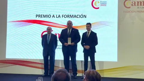 Juan Francisco G&oacute;mez, presidente de la C&aacute;mara de Lorca, recoge el premio. 