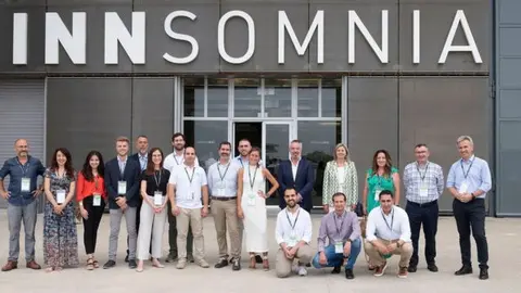 Las 15 startups seleccionadas junto a los directivos y autoridades participantes en el encuentro sobre digitalizaci&oacute;n en Valencia.
