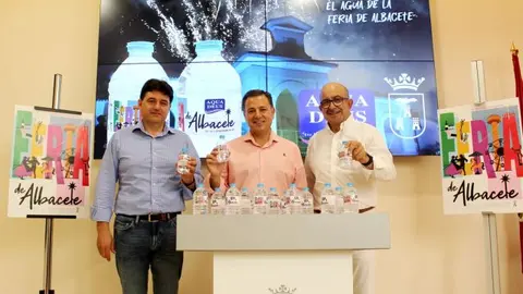 De izquierda a derecha El concejal de Feria, Francisco Navarro, el alcalde de Albacete, Manuel Serrano y el director comercial de Aquadeus, Juli&aacute;n Garre
