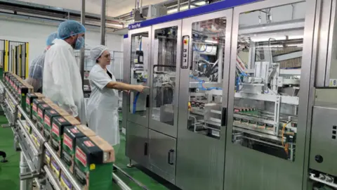 Antonio Luengo, durante la visita a la empresa Mar&iacute;n Montejano. 